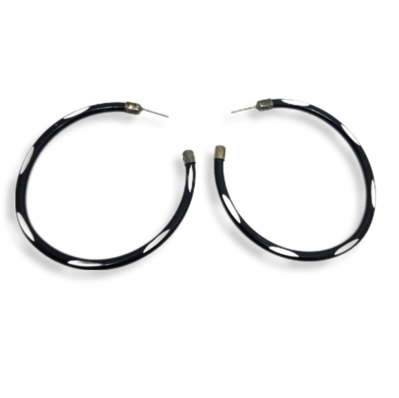 CHIC VINTAGE LARGE BLACK HOOP EARRINGS WITH DIAMOND CUT DESIGNS - Picture 1 of 4
